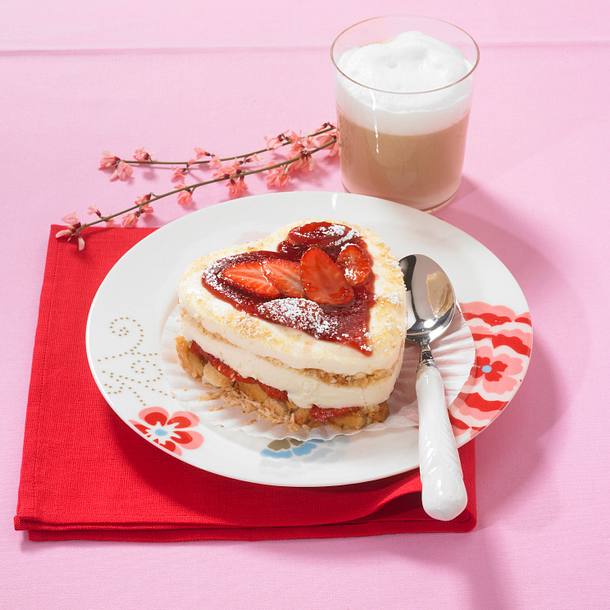 Erdbeer-Dickmilch-Tiramisu mit kandierten Rosenblüten Rezept Erdbeer-Dickmilch-Tiramisu mit kandierten Rosenblüten Rezept