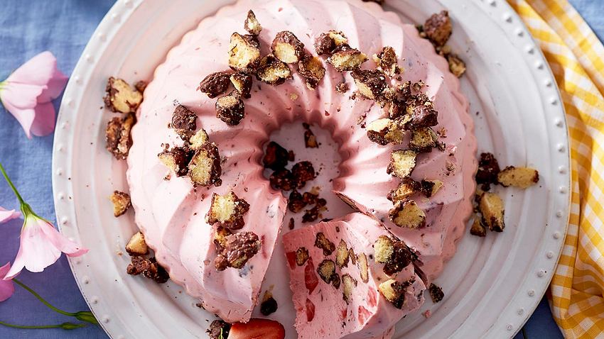 Erdbeer-Eis-Hupf mit Schokocrumble Rezept - Foto: House of Food / Bauer Food Experts KG