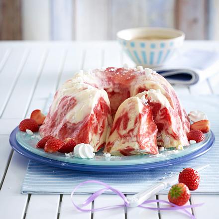 Erdbeer-Eisgugelhupf Rezept Erdbeer-Eisgugelhupf Rezept