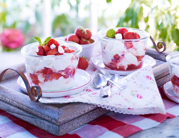 Erdbeer-Eton-Mess : Baiser-Sahne-Traum mit Erdbeeren Rezept Erdbeer-Eton-Mess : Baiser-Sahne-Traum mit Erdbeeren Rezept