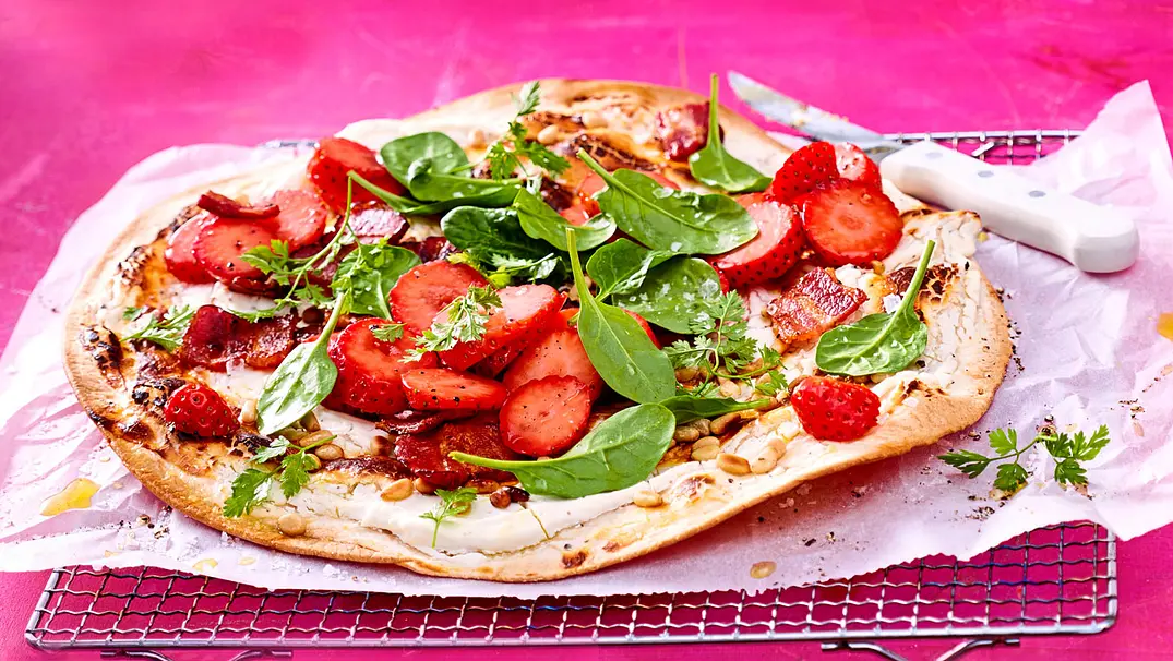 Erdbeer-Flammkuchen mit Bacon Rezept - Foto: LECKER @ Bauer Media Group