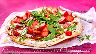 Erdbeer-Flammkuchen mit Bacon Rezept - Foto: LECKER @ Bauer Media Group Erdbeer-Flammkuchen mit Bacon Rezept - Foto: LECKER @ Bauer Media Group