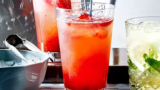 Erdbeer-Gin-Fizz Rezept - Foto: LECKER @ Bauer Media Group Erdbeer-Gin-Fizz Rezept - Foto: LECKER @ Bauer Media Group