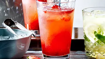 Erdbeer-Gin-Fizz in 2 Gläser mit Eiswürfel - Foto: LECKER @ Bauer Media Group Erdbeer-Gin-Fizz in 2 Gläser mit Eiswürfel - Foto: LECKER @ Bauer Media Group