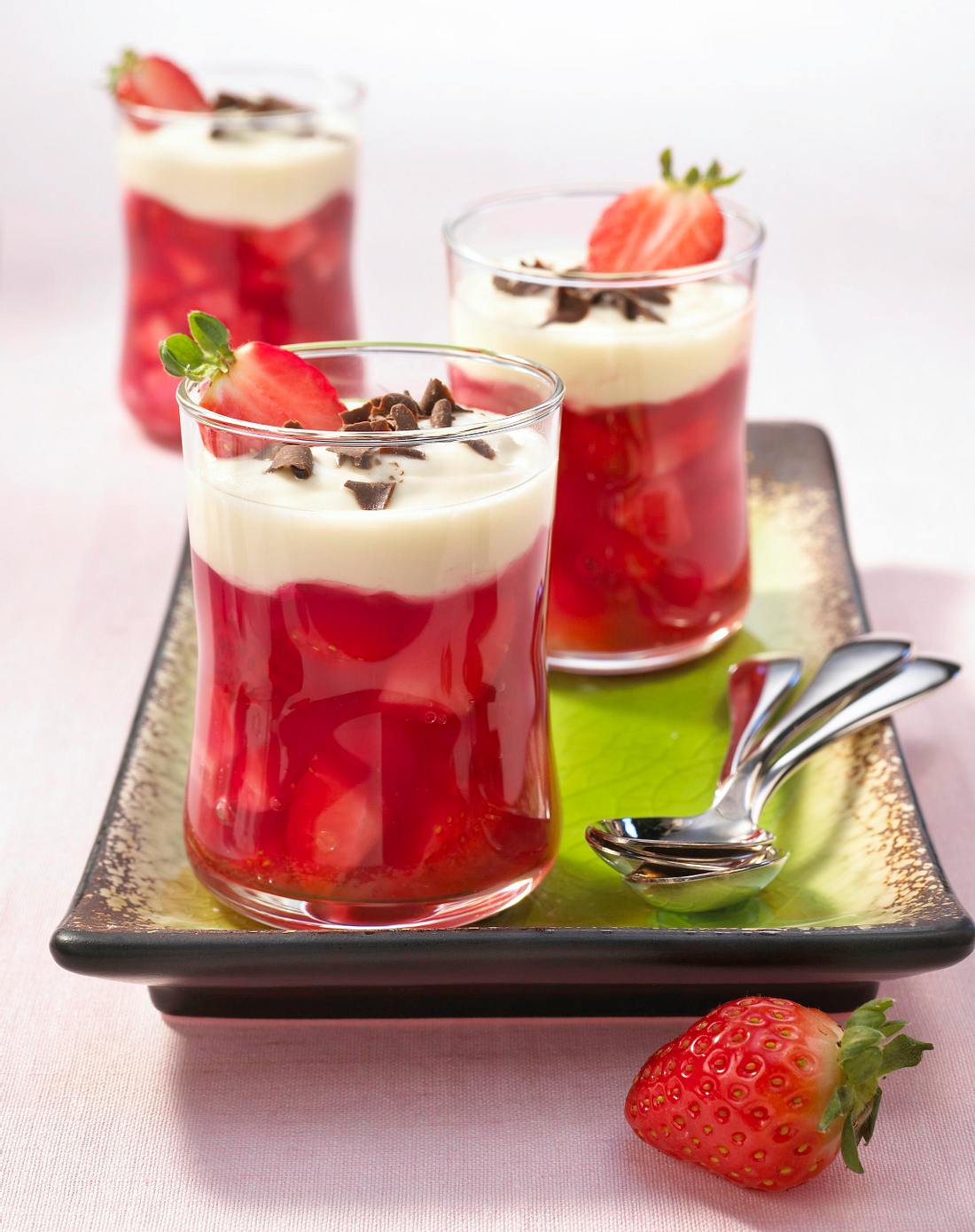 Erdbeer-Grütze mit Joghurthaube Rezept | LECKER