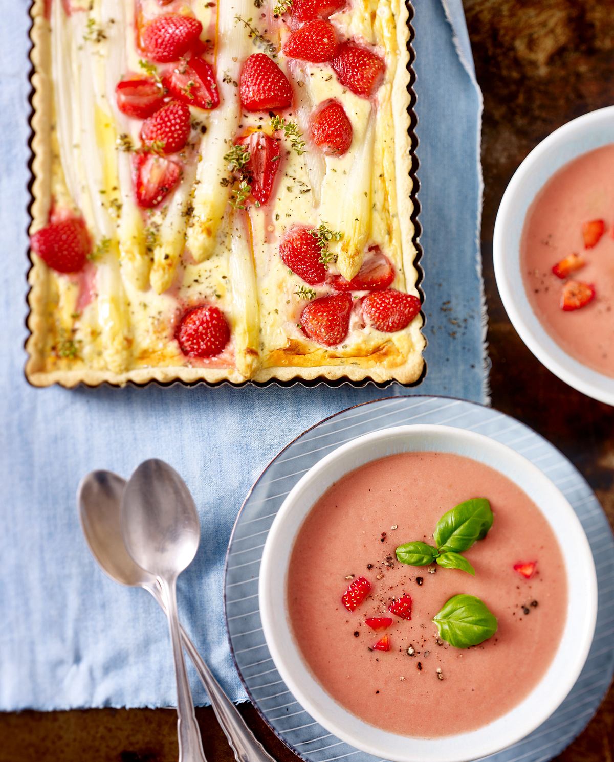 Erdbeer-Gurken-Gazpacho und herzhafte Erdbeer-Spargel-Quiche Rezept