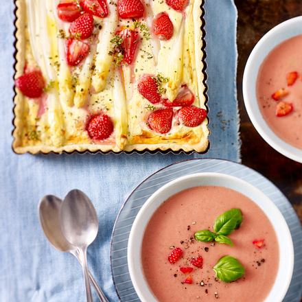 Erdbeer-Gurken-Gazpacho und herzhafte Erdbeer-Spargel-Quiche Rezept Erdbeer-Gurken-Gazpacho und herzhafte Erdbeer-Spargel-Quiche Rezept