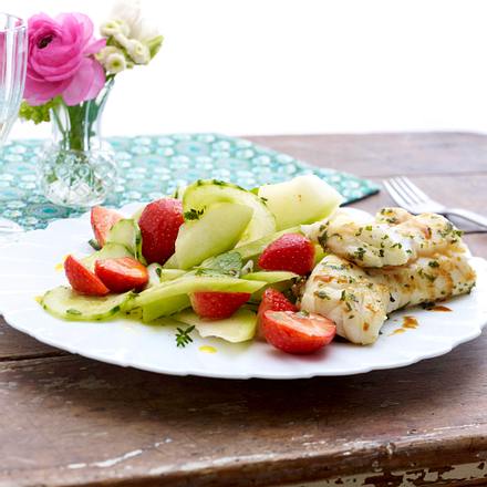 Erdbeer-Gurken-Salat mit Fischfilet Rezept Erdbeer-Gurken-Salat mit Fischfilet Rezept