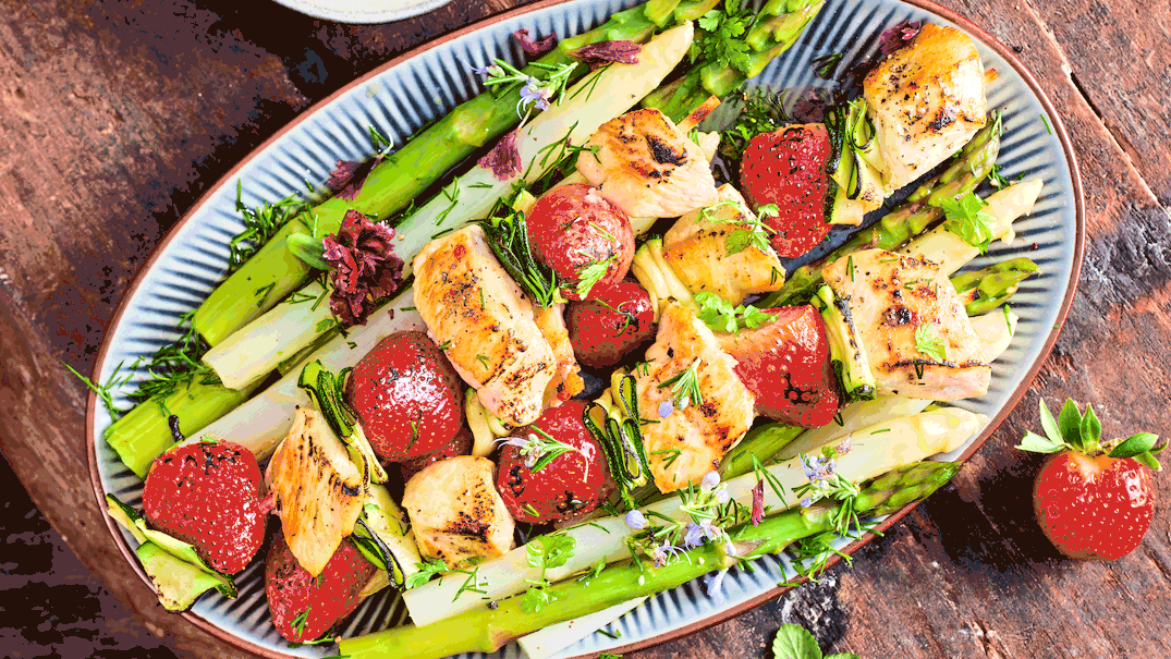 Erdbeer-Hähnchen-Spieße Rezept - Foto: LECKER @ Bauer Media Group Erdbeer-Hähnchen-Spieße Rezept - Foto: LECKER @ Bauer Media Group