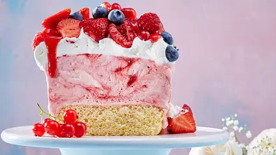 Erdbeer-Himbeer-Eisschnitten Rezept - Foto: LECKER @ Bauer Media Group