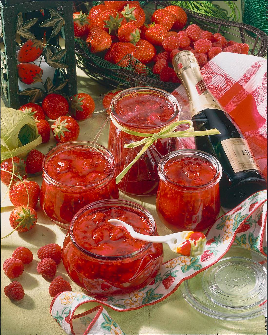 Erdbeer-Himbeer-Sekt-Konfitüre Rezept | LECKER