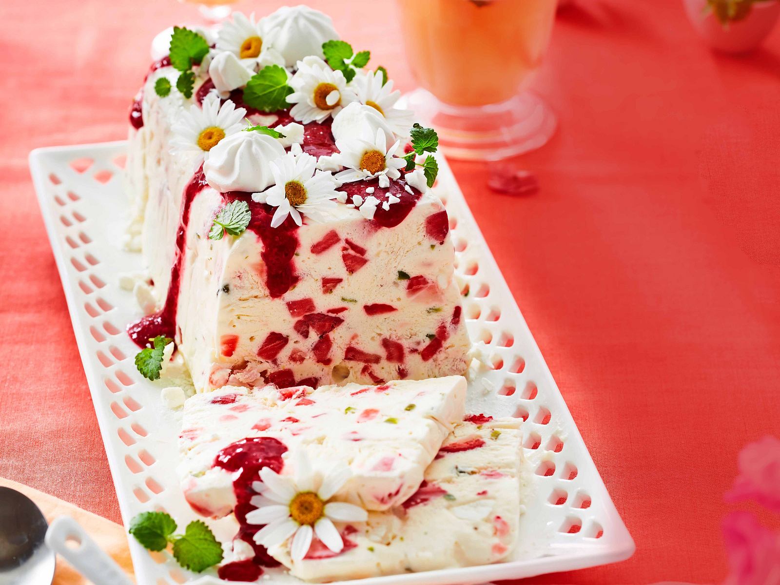 Erdbeer-Holunder-Parfait Rezept | LECKER