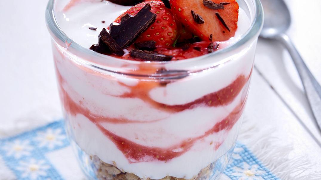 Erdbeer-Joghurt-Creme mit Crunchy Müsli Rezept - Foto: LECKER @ Bauer Media Group