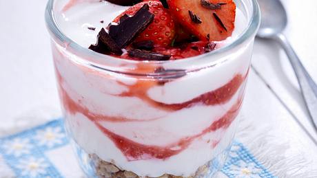 Erdbeer-Joghurt-Creme mit Crunchy Müsli Rezept - Foto: House of Food / Bauer Food Experts KG