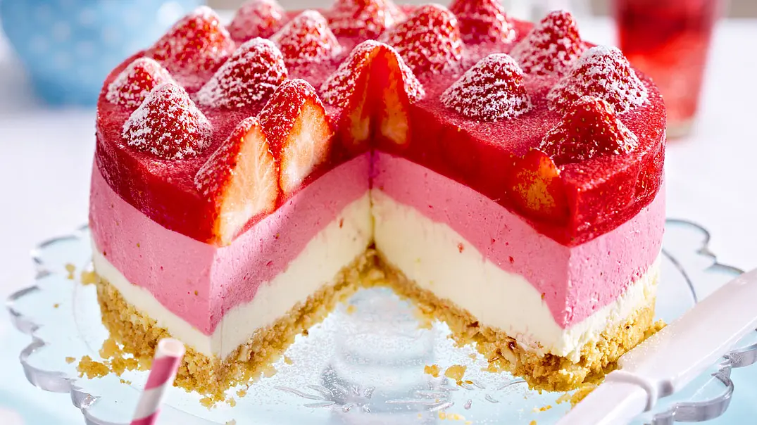 Erdbeer-Joghurt-Cremetorte mit Mandelknusperboden Rezept - Foto: LECKER @ Bauer Media Group