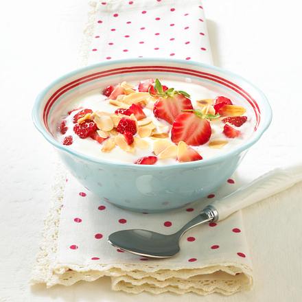 Erdbeer-Joghurt mit gerösteten Mandelblättchen Rezept Erdbeer-Joghurt mit gerösteten Mandelblättchen Rezept