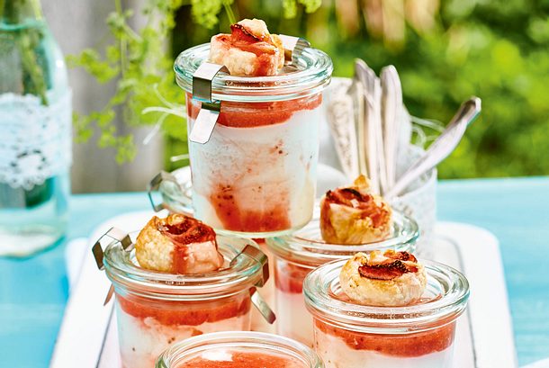 Erdbeer-Joghurtmousse mit Blätterteigrosen Rezept