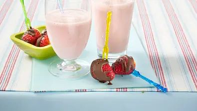 Erdbeer-Joghurt-Shake mit Erdbeerspieß Rezept - Foto: LECKER @ Bauer Media Group