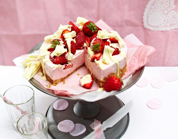 Erdbeer-Joghurt-Torte mit Amarettiniboden Rezept Erdbeer-Joghurt-Torte mit Amarettiniboden Rezept