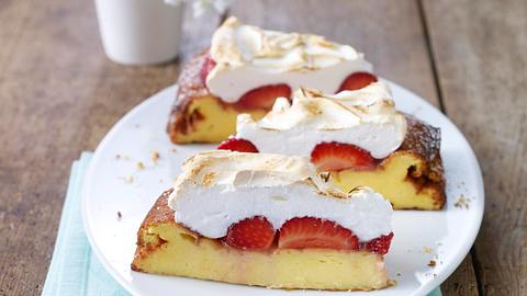Erdbeer-Käsekuchen mit Baiser Rezept - Foto: House of Food / Bauer Food Experts KG