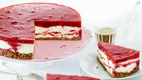Cremiger Erdbeer-Käsekuchen ohne Backen Rezept - Foto: House of Food / Bauer Food Experts KG