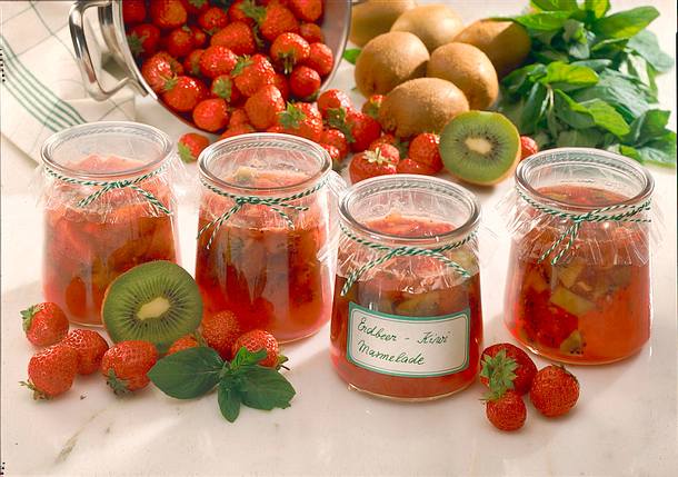 Erdbeer-Kiwi-Konfitüre mit Orangenlikör und Minze Rezept Erdbeer-Kiwi-Konfitüre mit Orangenlikör und Minze Rezept