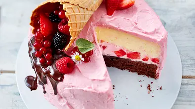 Erdbeer-Layer-Torte mit Beerenwaffel Rezept - Foto: LECKER @ Bauer Media Group
