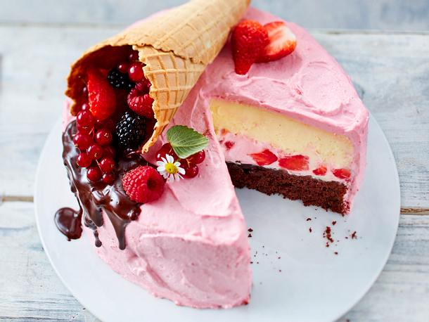 Erdbeer-Layer-Torte mit Beerenwaffel Rezept Erdbeer-Layer-Torte mit Beerenwaffel Rezept