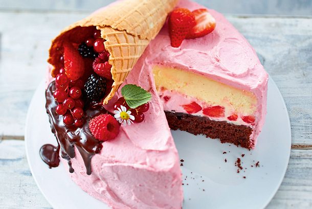 Erdbeer-Layer-Torte mit Beerenwaffel Rezept Erdbeer-Layer-Torte mit Beerenwaffel Rezept