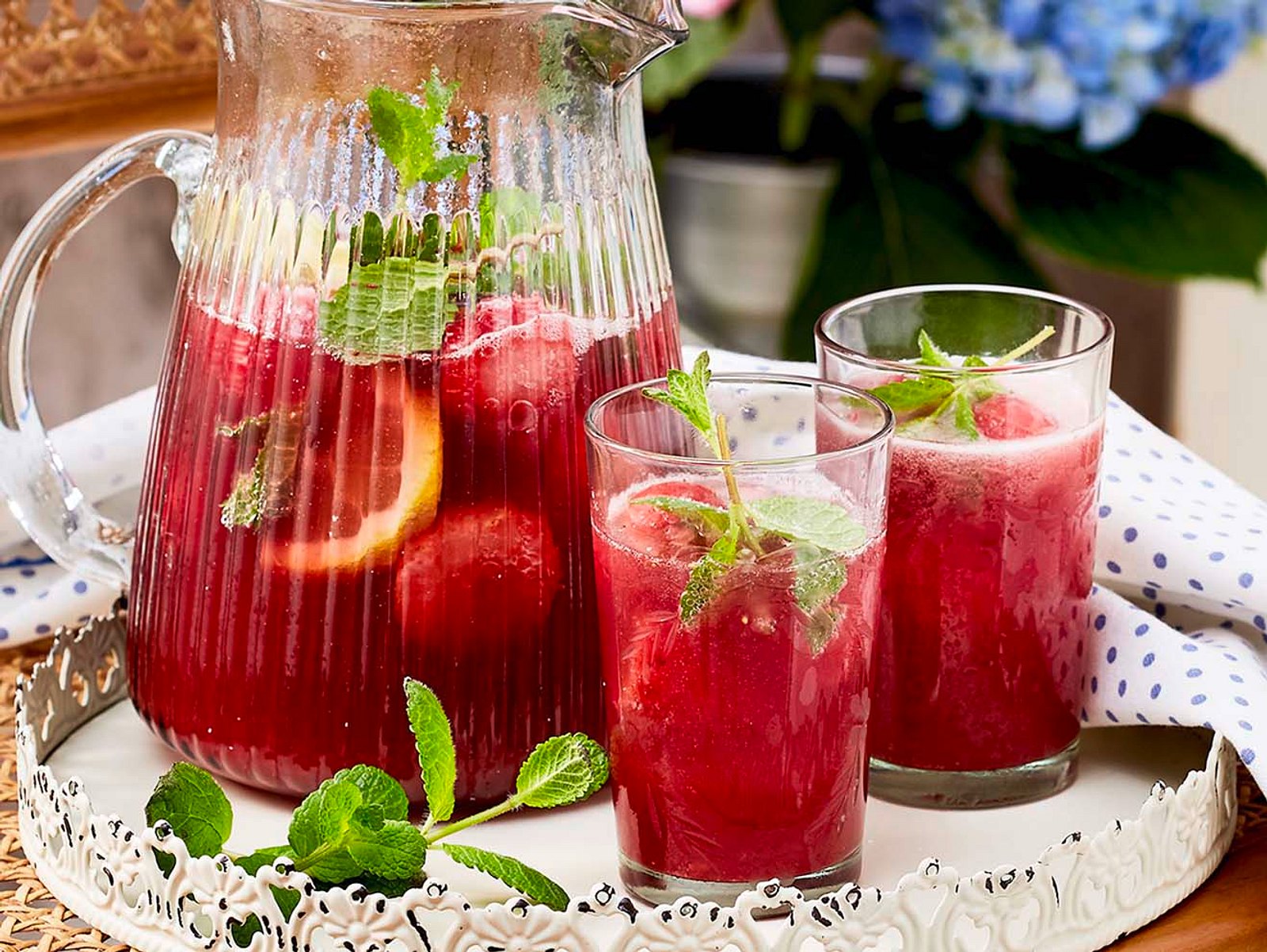 Erdbeer-Limonade: Spritzige Erfrischung für warme Tage | LECKER