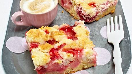 Erdbeer-Makronenkuchen vom Blech Rezept - Foto: House of Food / Bauer Food Experts KG