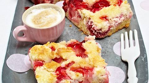Erdbeer-Makronenkuchen vom Blech Rezept - Foto: House of Food / Bauer Food Experts KG