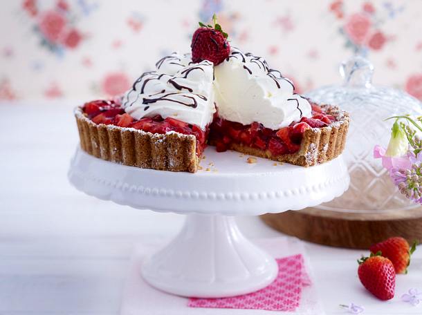 Erdbeer-Mandel-Tarte mit Schmand-Sahne Rezept Erdbeer-Mandel-Tarte mit Schmand-Sahne Rezept