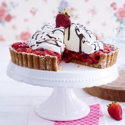 Erdbeer-Mandel-Tarte mit Schmandsahne Rezept