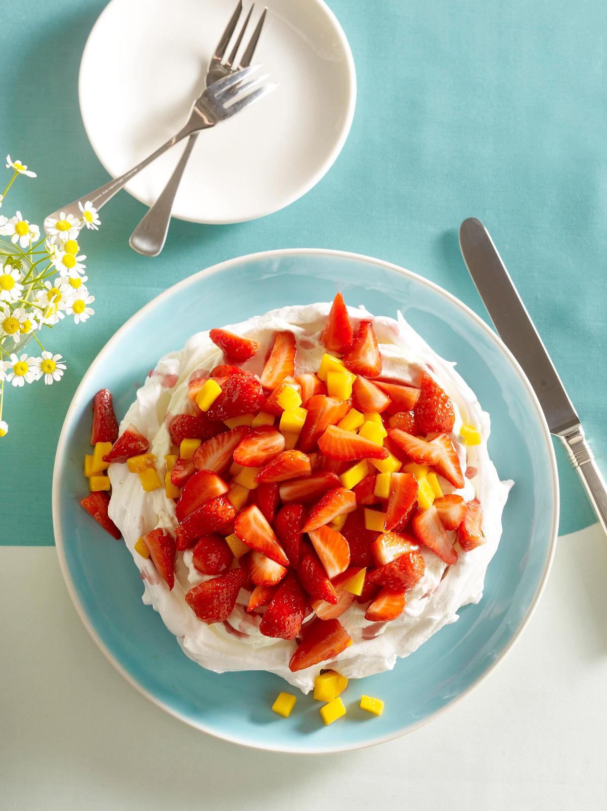 Erdbeer-Mango-Pavlova mit Vanille-Sahne Rezept