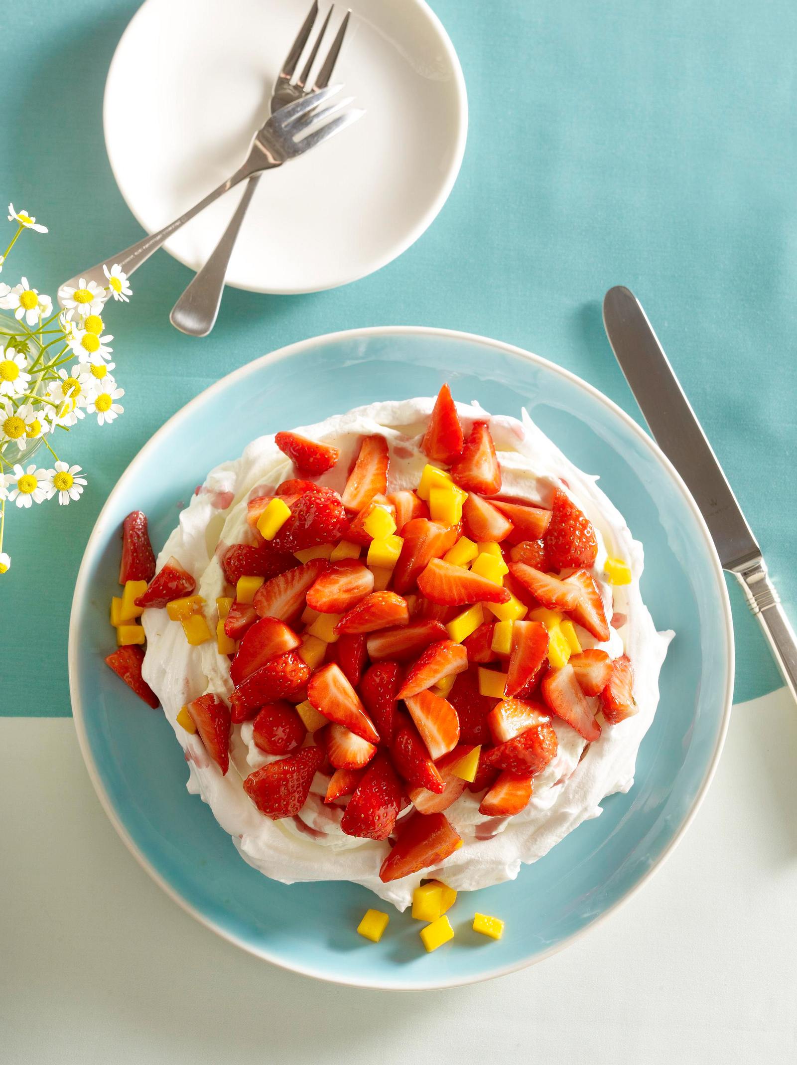 Erdbeer-Mango-Pavlova mit Vanille-Sahne Rezept | LECKER
