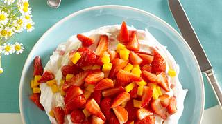 Erdbeer-Mango-Pavlova mit Vanille-Sahne Rezept - Foto: House of Food / Bauer Food Experts KG