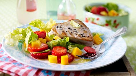 Erdbeer-Mango-Salat zu Thunfischsteak Rezept - Foto: House of Food / Bauer Food Experts KG