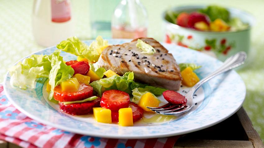 Erdbeer-Mango-Salat zu Thunfischsteak Rezept - Foto: House of Food / Bauer Food Experts KG