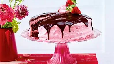 Erdbeer-Marshmallow-Torte Rezept - Foto: LECKER @ Bauer Media Group