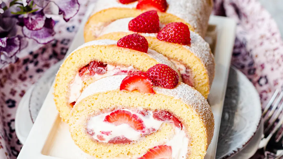 Erdbeer-Biskuitrolle mit MAscarpone - Foto: ShowHeroes für LECKER @ Bauer Media Group Erdbeer-Biskuitrolle mit MAscarpone - Foto: ShowHeroes für LECKER @ Bauer Media Group