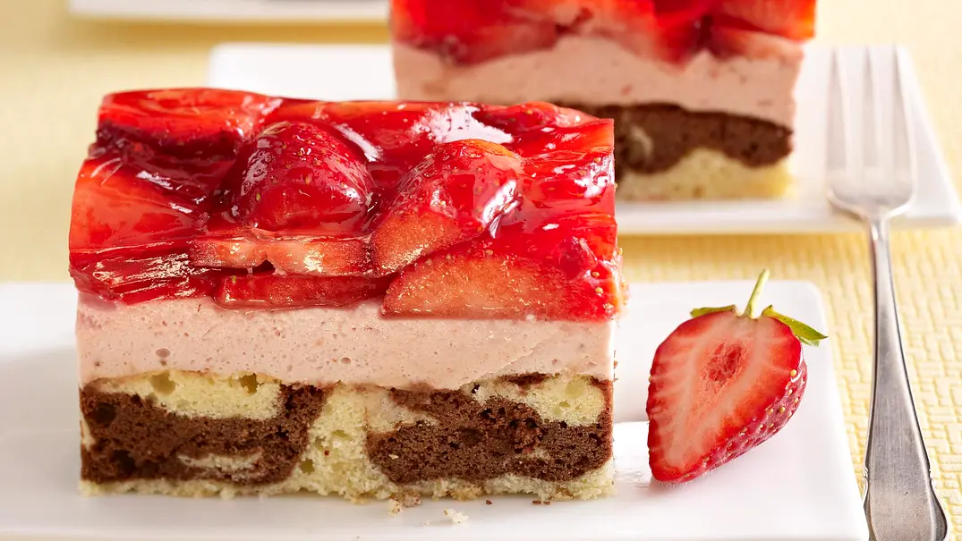 Erdbeer-Mascarpone-Schnitten vom Blech Rezept - Foto: LECKER @ Bauer Media Group Erdbeer-Mascarpone-Schnitten vom Blech Rezept - Foto: LECKER @ Bauer Media Group