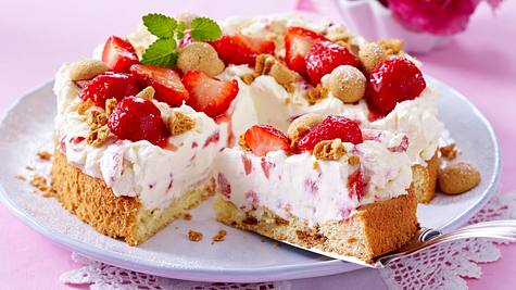 Erdbeer-Mascarpone-Torte mit Amarettini-Biskuitboden Rezept - Foto: House of Food / Bauer Food Experts KG
