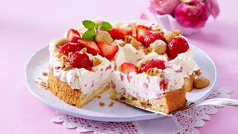 Erdbeer-Mascarpone-Torte mit Amarettini-Biskuitboden Rezept - Foto: House of Food / Bauer Food Experts KG