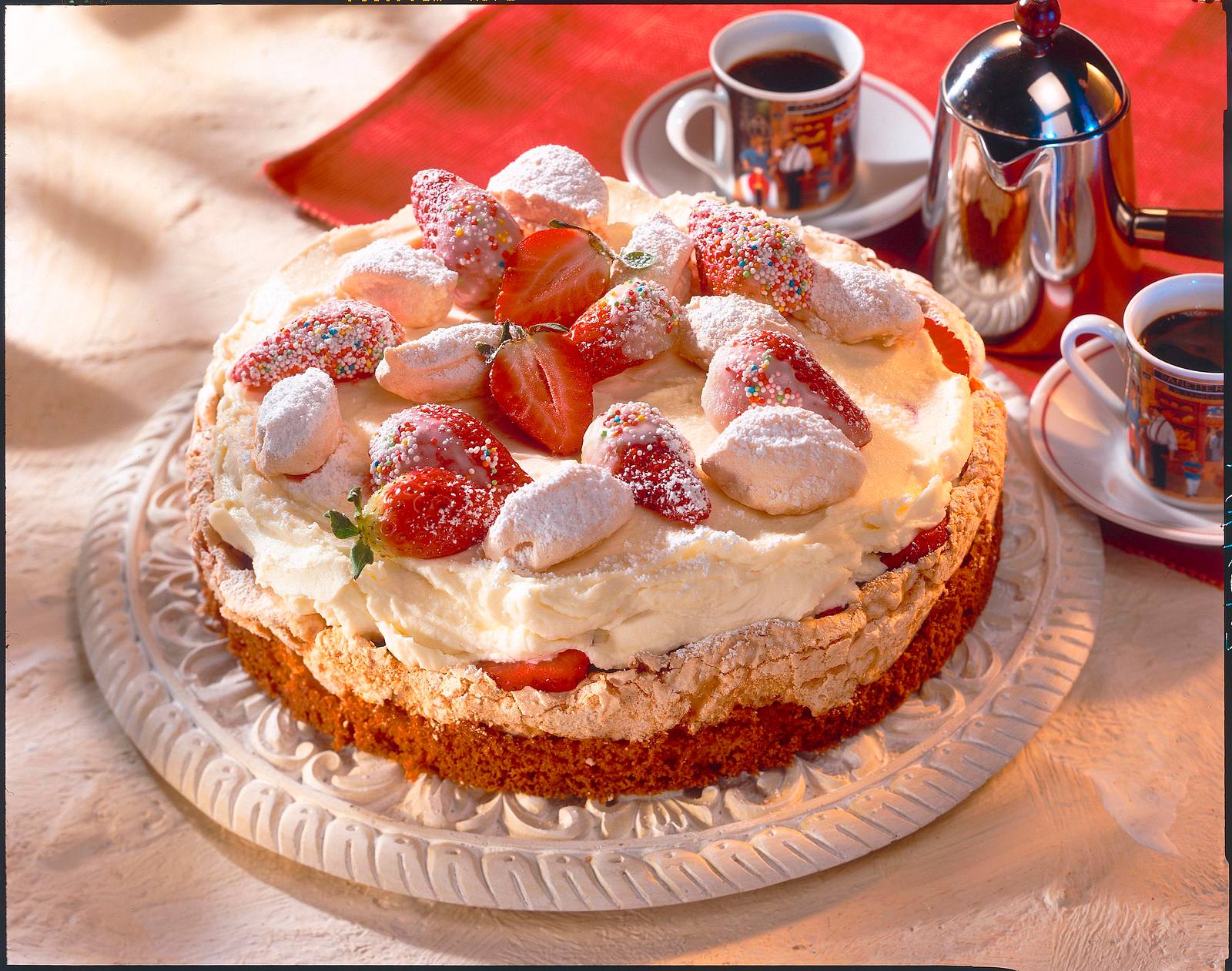 Erdbeer-Mascarpone-Torte mit Baiser Rezept | LECKER