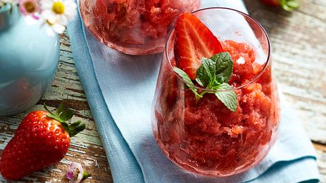 Zwei Gläser Erdbeer-Minz-Granité auf Holztisch im Garten - Foto: House of Food / Bauer Food Experts KG