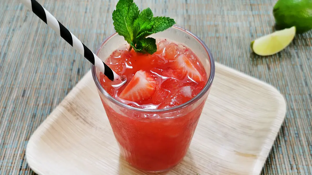 Erdbeer-Mojito mit Minze und Limette - Foto: LECKER @ Bauer Media Group Erdbeer-Mojito mit Minze und Limette - Foto: LECKER @ Bauer Media Group