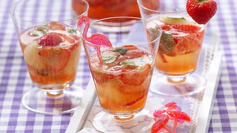 Erdbeer-Mojito-Bowle Rezept - Foto: House of Food / Bauer Food Experts KG