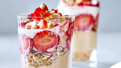 Erdbeer-Nicecream mit Granola Rezept - Foto: LECKER @ Bauer Media Group