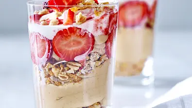 Erdbeer-Nicecream mit Granola Rezept - Foto: LECKER @ Bauer Media Group
